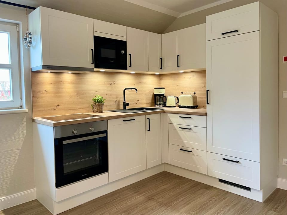 Coffee/tea facilities, Kitchen or kitchenette, dishwasher, oven, stove, toaster