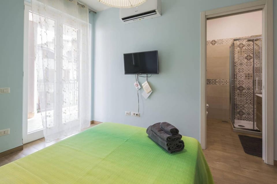 Bed, TV and multimedia, Photo of the whole room, Bedroom