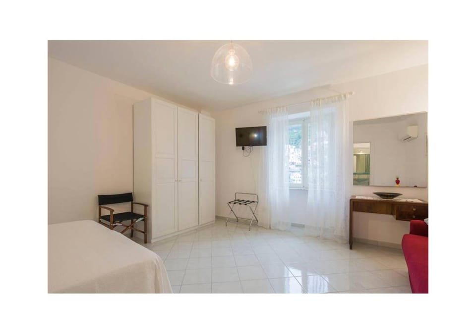 TV and multimedia, Photo of the whole room, Seating area, Bedroom