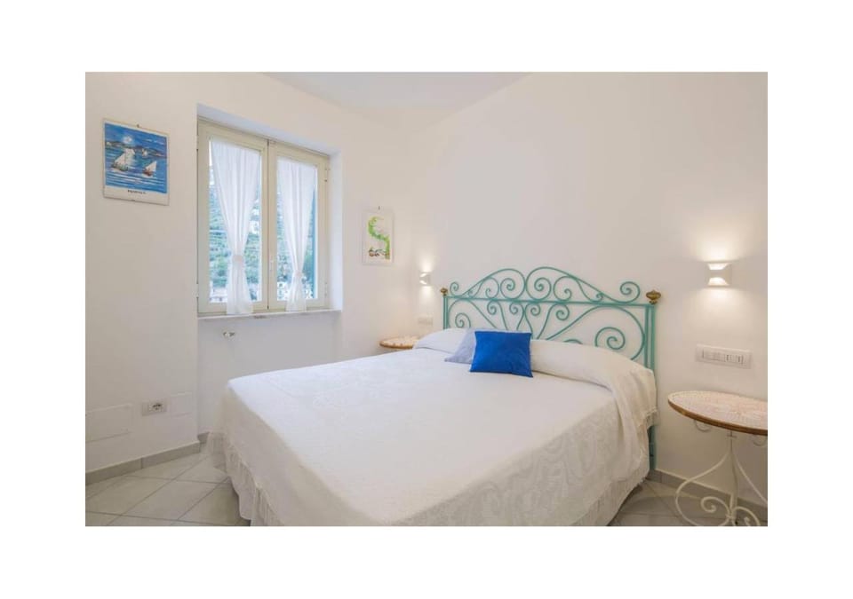 Bed, Decorative detail, Bedroom