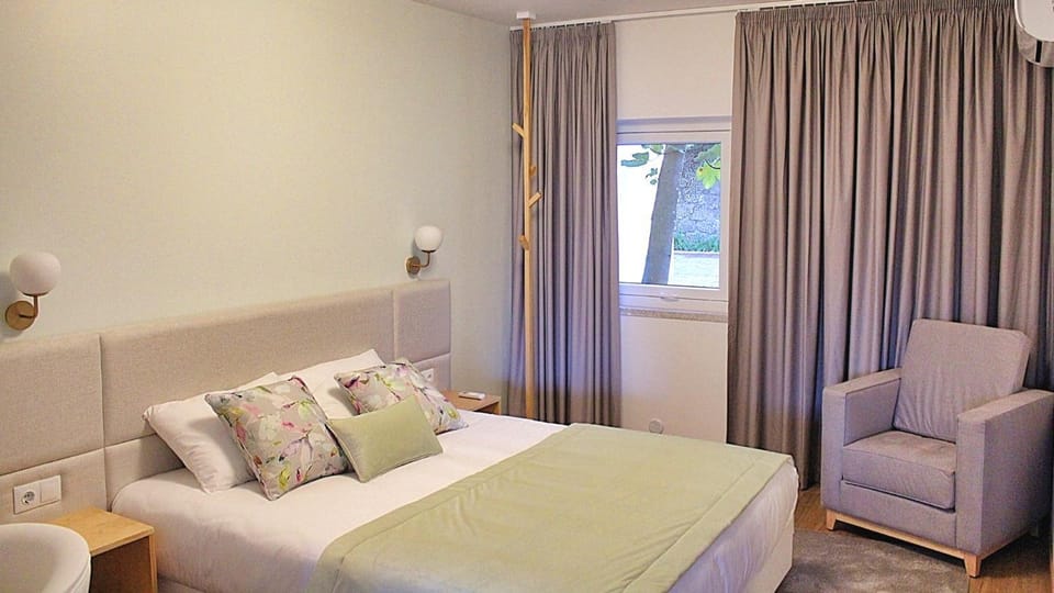 Bed, Photo of the whole room, Decorative detail, Bedroom