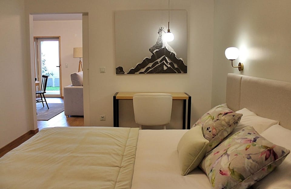 Bed, Photo of the whole room, Decorative detail, Bedroom