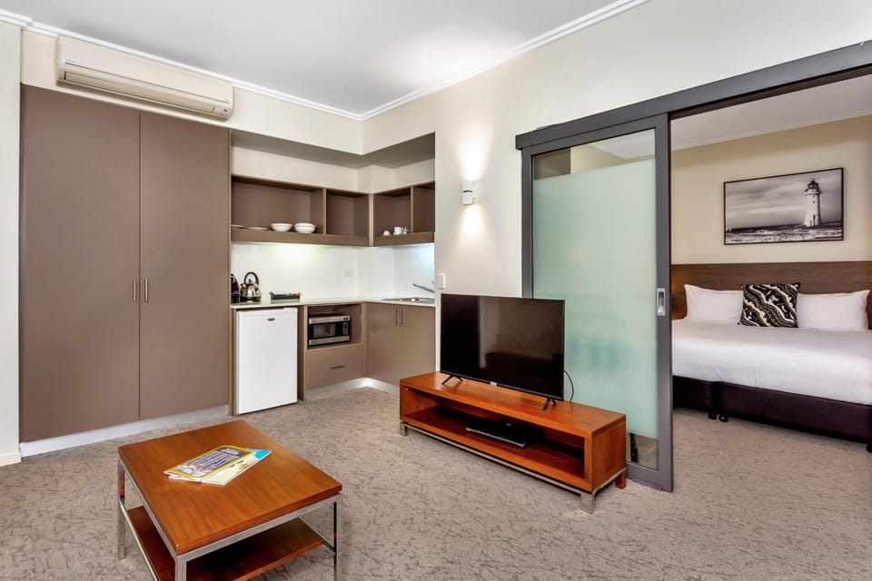 TV and multimedia, Coffee/tea facilities, Kitchen or kitchenette, Living room, Bedroom