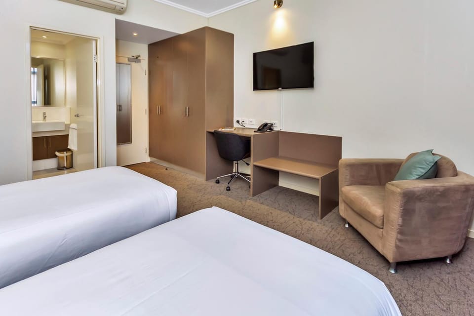 Bathroom, TV and multimedia, Seating area, Bedroom