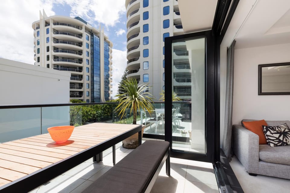 Balcony/Terrace, Street view