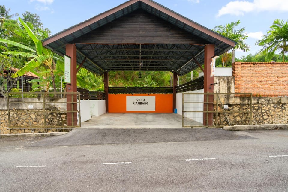 Property building, Facade/entrance, Day, On site