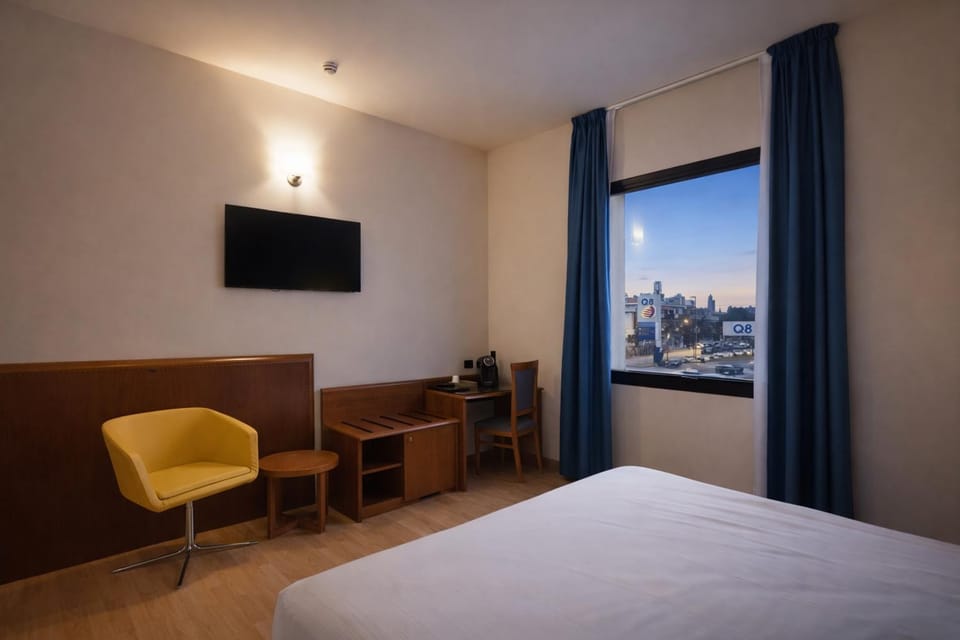 Bed, TV and multimedia, Photo of the whole room, Bedroom