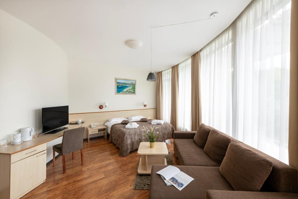 Bed, TV and multimedia, Photo of the whole room