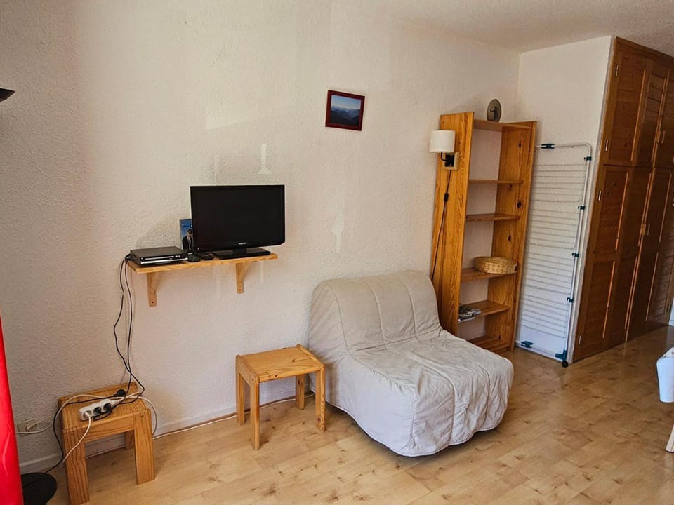 Charmant Studio Cabine 4 Pers, Exposé Sud, Balcon, Piscine, Parking, Proche Pistes et Commerces - FR-1-263-144 Cabin in Auvergne-Rhône-Alpes