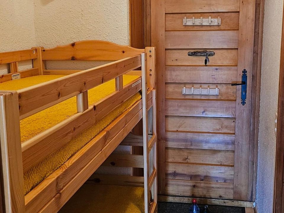 Charmant Studio Cabine 4 Pers, Exposé Sud, Balcon, Piscine, Parking, Proche Pistes et Commerces - FR-1-263-144 Cabin in Auvergne-Rhône-Alpes