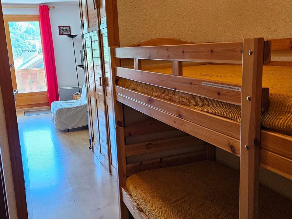 Charmant Studio Cabine 4 Pers, Exposé Sud, Balcon, Piscine, Parking, Proche Pistes et Commerces - FR-1-263-144 Cabin in Auvergne-Rhône-Alpes