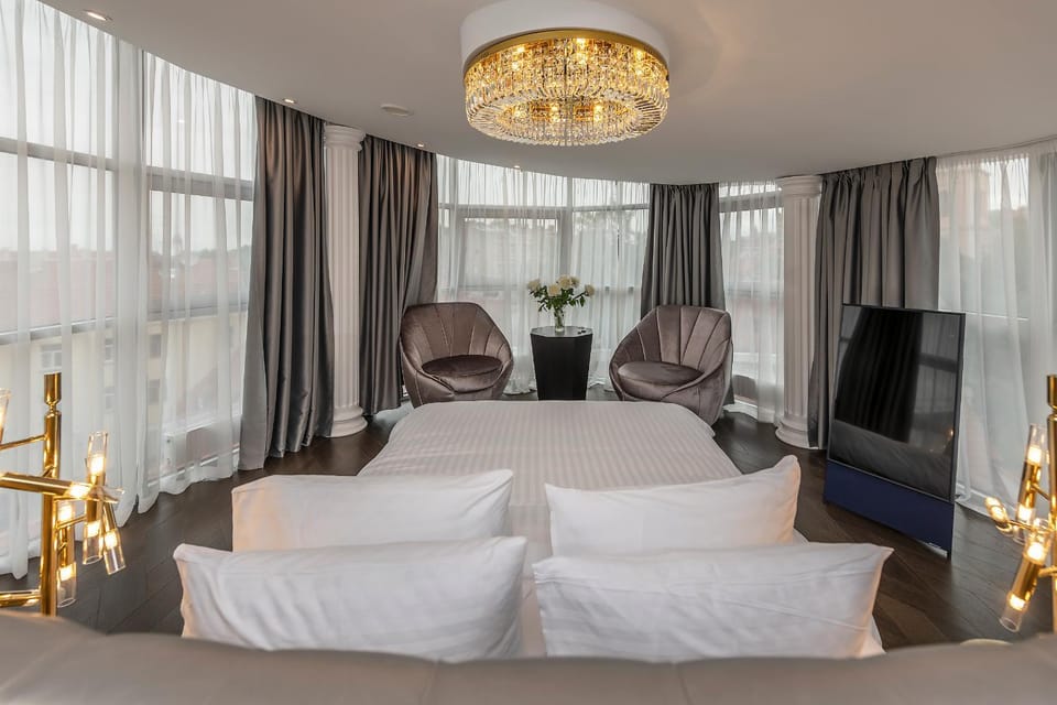 Bed, TV and multimedia, Living room, Photo of the whole room, Seating area, Evening entertainment, Bedroom