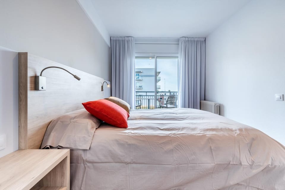 Bed, Balcony/Terrace, Photo of the whole room, Bedroom