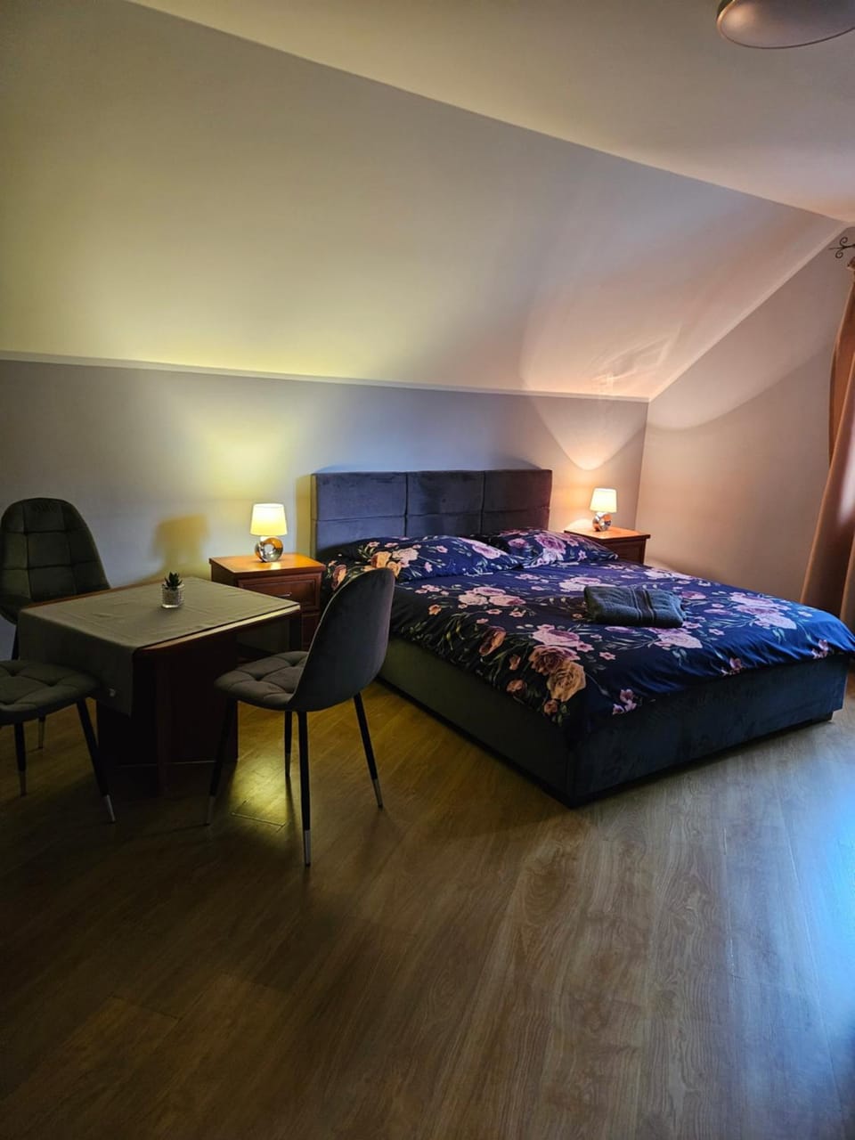 Bed, Photo of the whole room