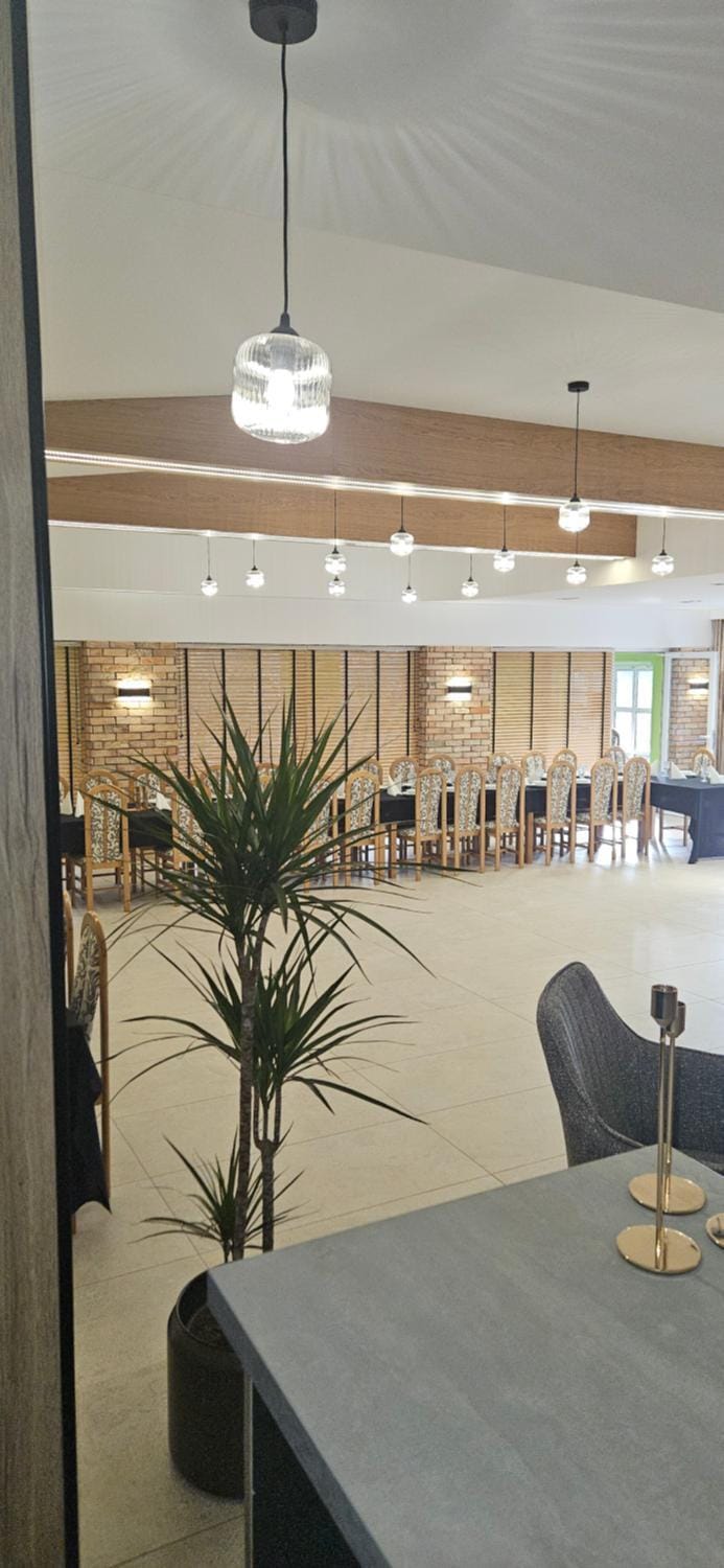 Restaurant/places to eat, Banquet/Function facilities, Meeting/conference room