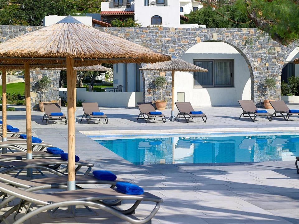 Photo of the whole room, Swimming pool