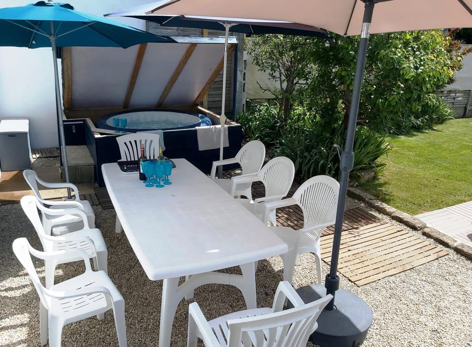 Hot Tub, Dining area