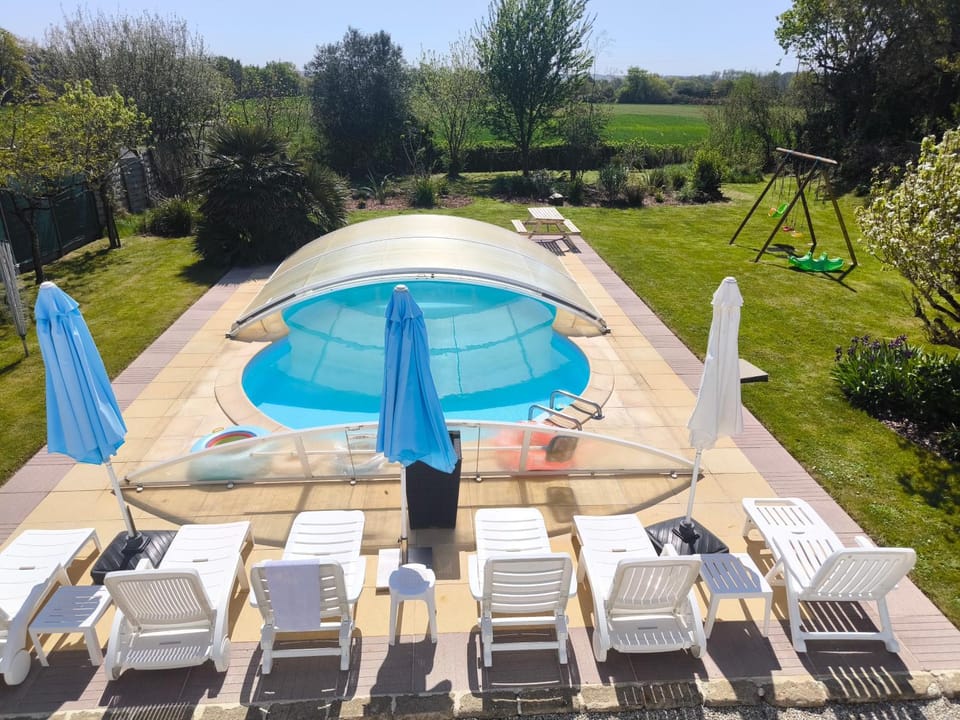 Swimming pool, sunbed