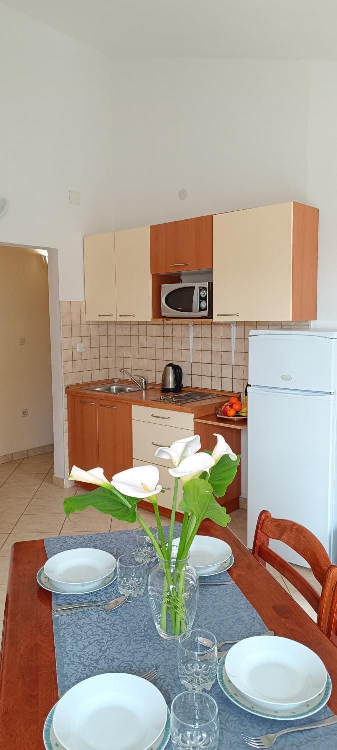Kitchen or kitchenette, Dining area