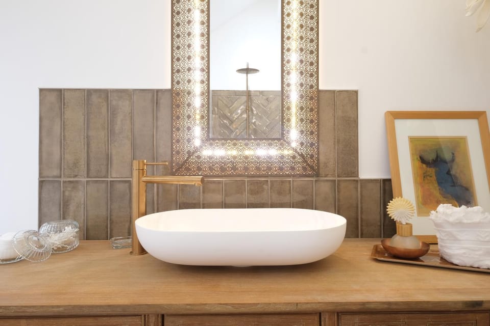 Bathroom, Breakfast