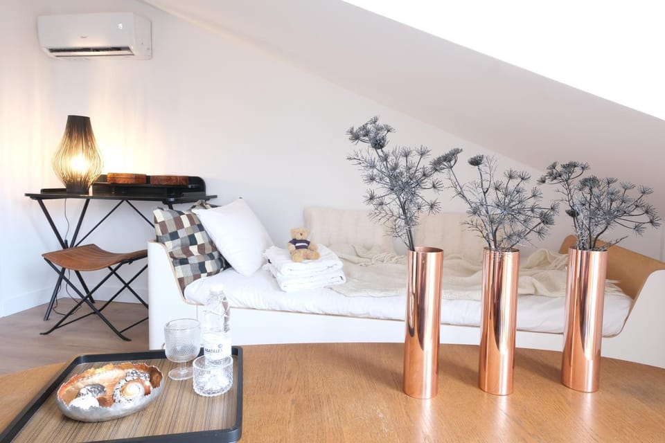 Bed, Living room, Seating area, air conditioner