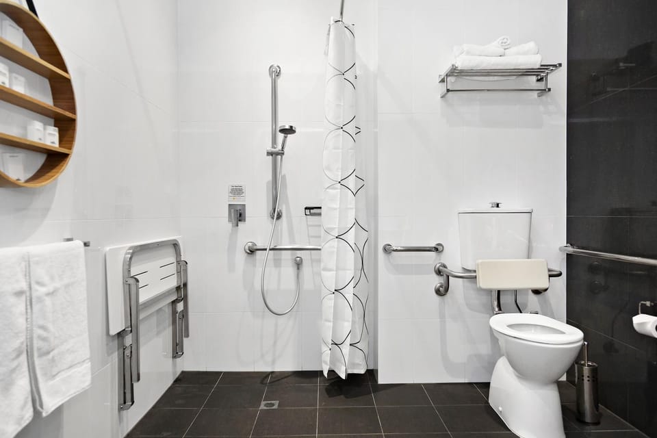 Shower, Toilet, Bathroom, towels