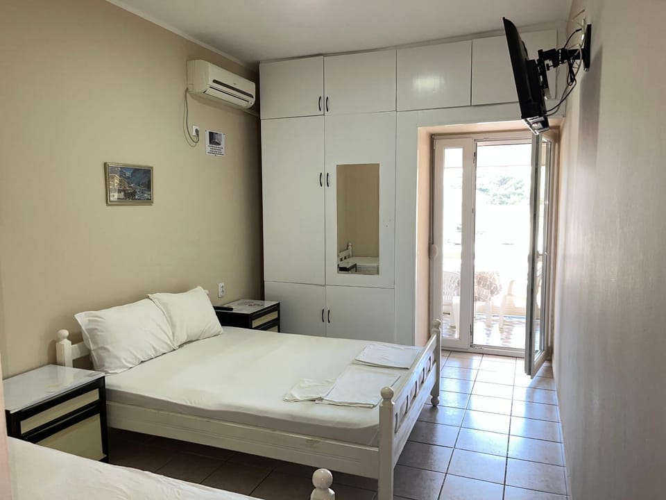 Bed, TV and multimedia, Photo of the whole room, Bedroom, towels, air conditioner