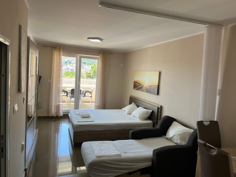 Bed, TV and multimedia, Photo of the whole room, Bedroom