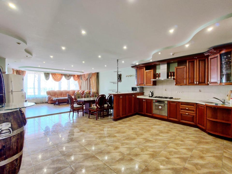 Kitchen or kitchenette, Living room, Seating area, Dining area