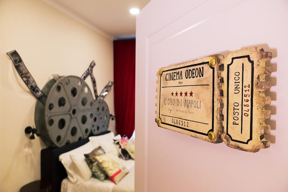 Photo of the whole room, Decorative detail