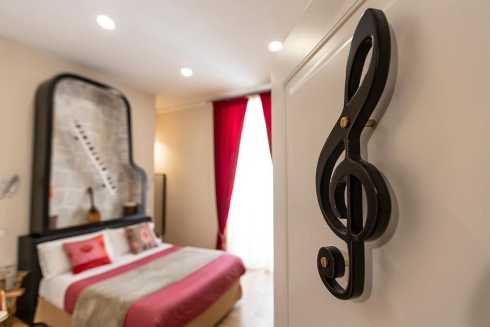 Photo of the whole room, Decorative detail