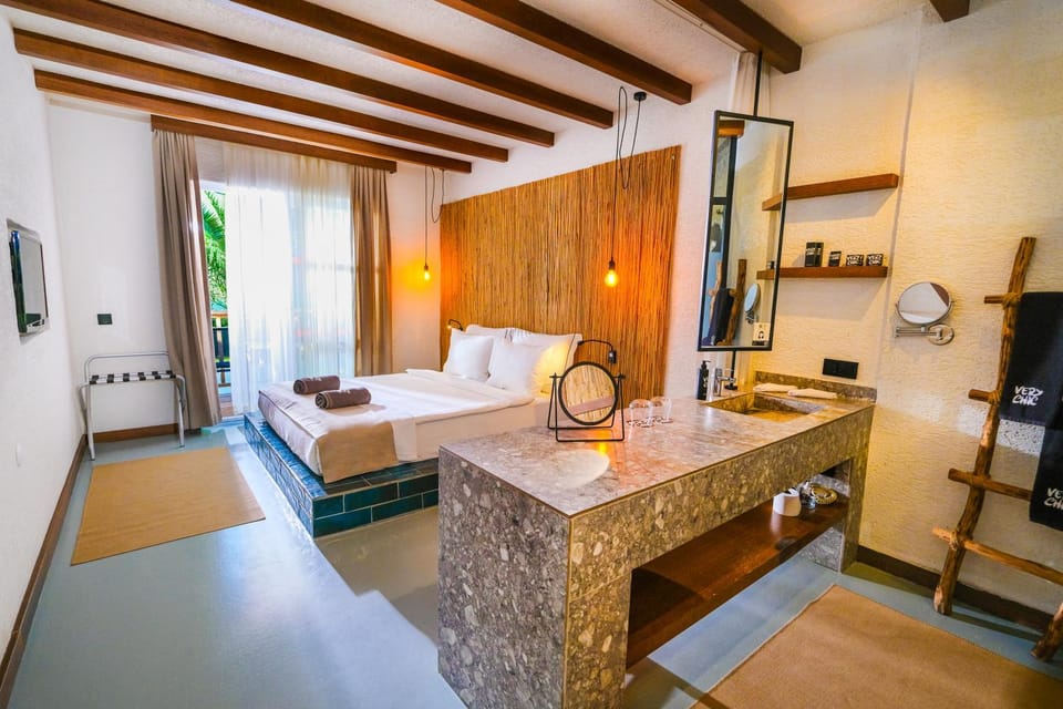 Bed, TV and multimedia, Living room, Photo of the whole room, Seating area, Bedroom, towels, wardrobe