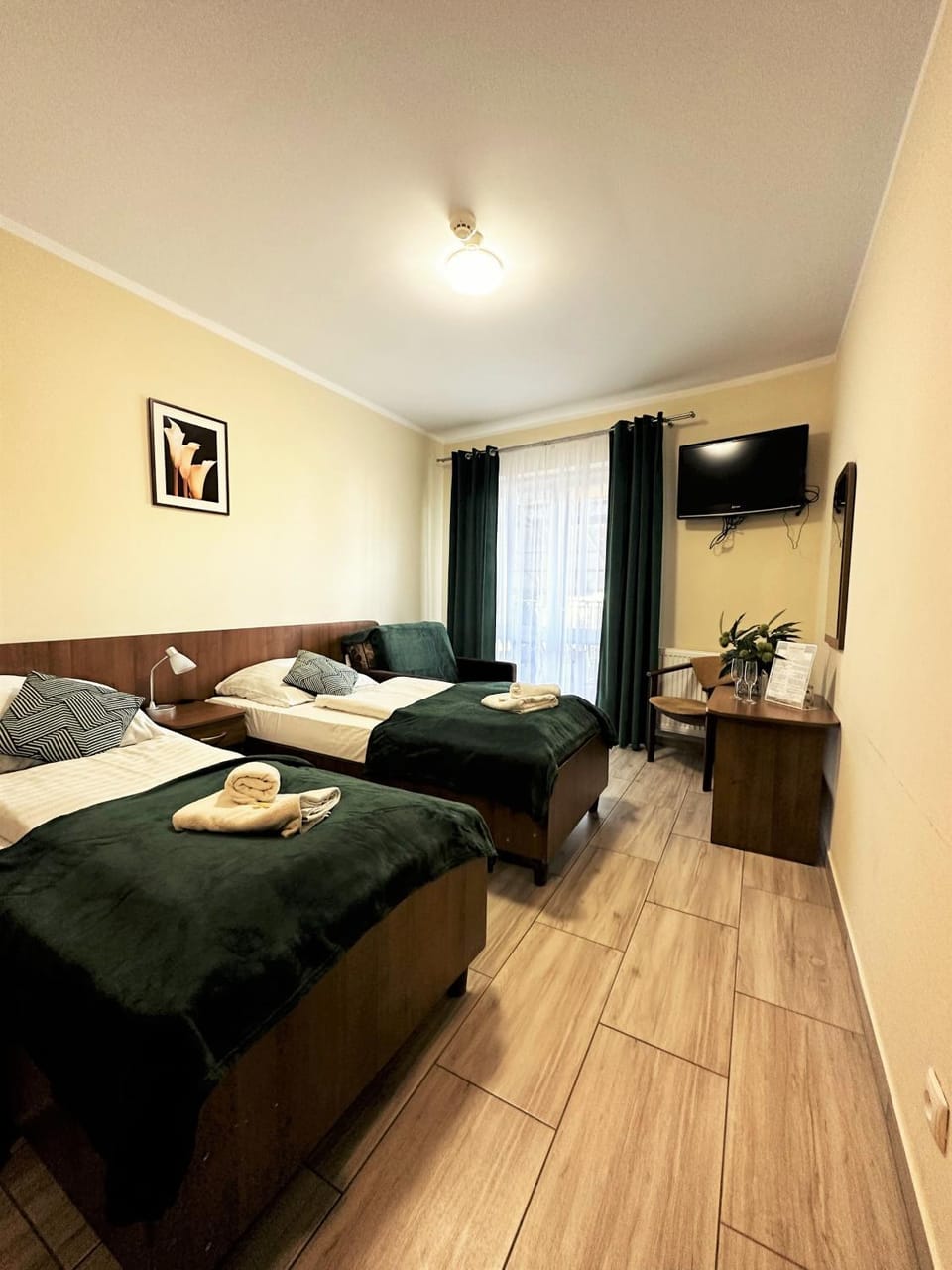 Bed, TV and multimedia, Photo of the whole room, Bedroom