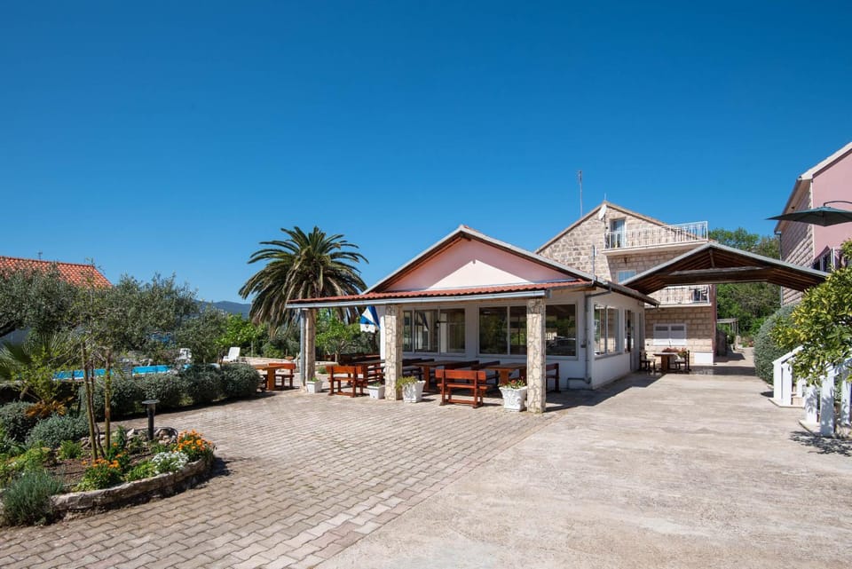 Patio, Restaurant/places to eat, BBQ facilities, Swimming pool, Continental breakfast