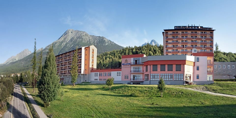 Nearby landmark, Facade/entrance, Off site, Day, Neighbourhood, Natural landscape, Bird's eye view, Summer, On site, Landmark view, Mountain view, Street view, Sunrise
