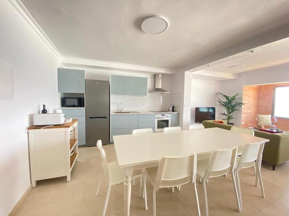 Kitchen or kitchenette, Dining area