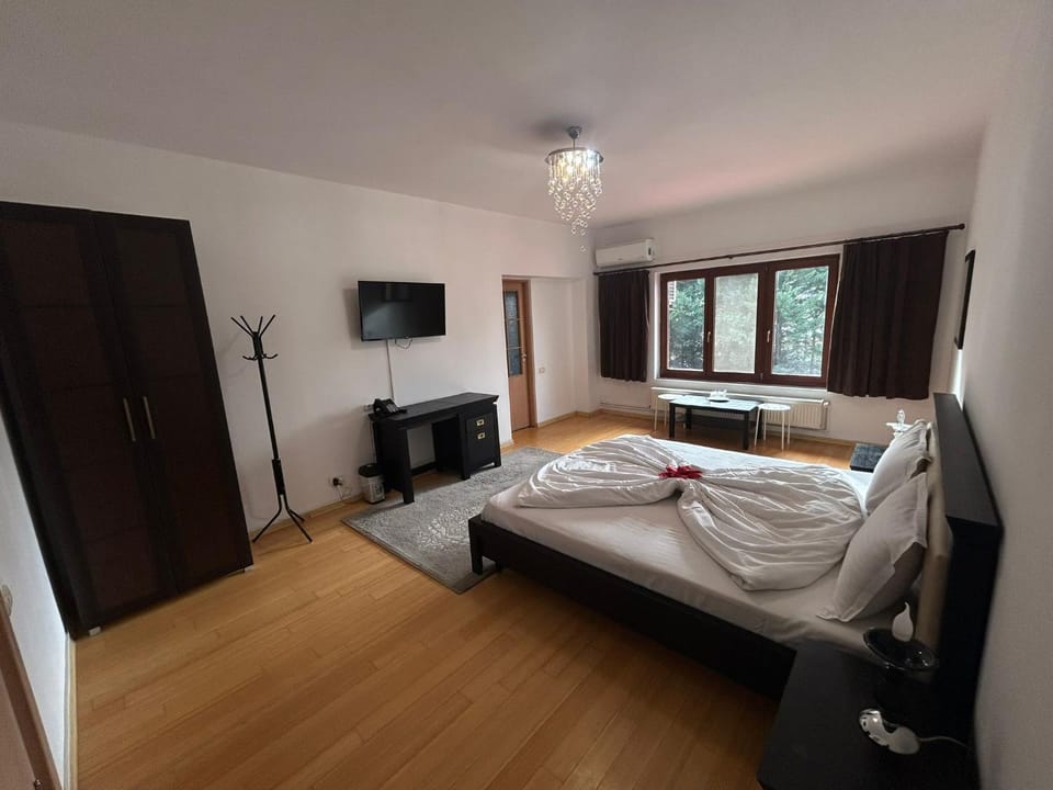 Photo of the whole room, Bedroom