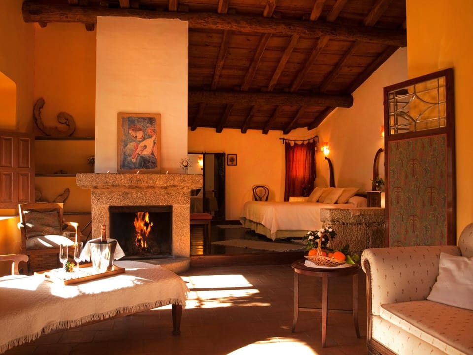 Photo of the whole room, Seating area, Bedroom, Garden view, Mountain view, fireplace