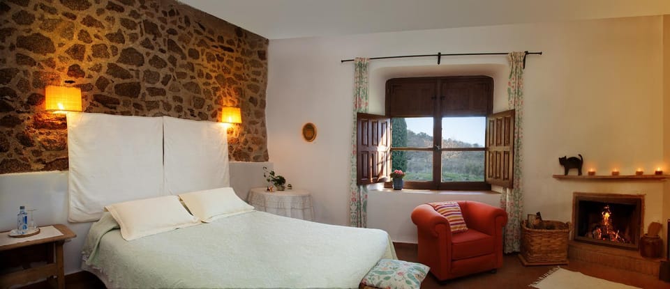 Bed, Photo of the whole room, Bedroom, Garden view, Mountain view