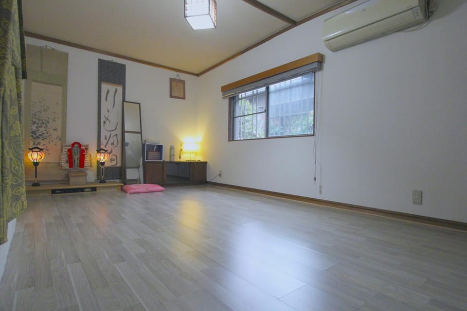 Photo of the whole room, Decorative detail