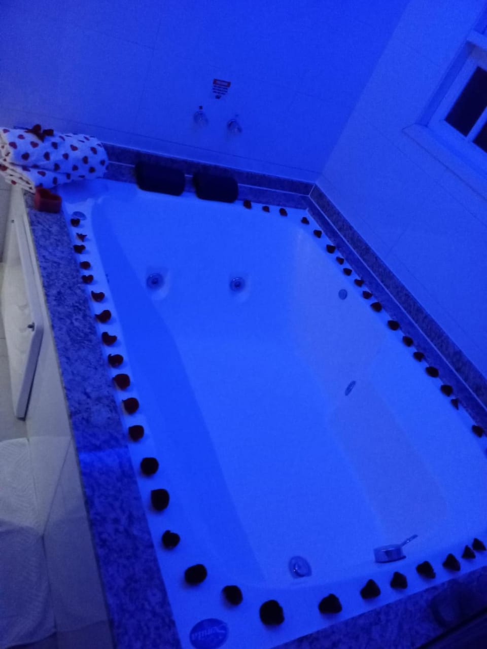 Hot Tub, Decorative detail