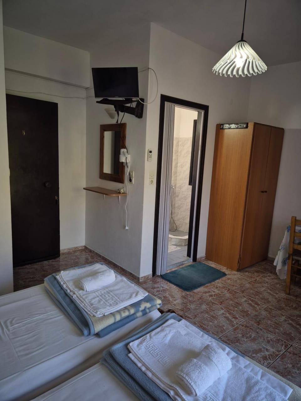 Bed, TV and multimedia, Photo of the whole room, Bedroom, towels, wardrobe, air conditioner