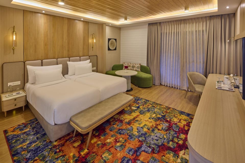 Bed, Photo of the whole room, Seating area, hair dresser