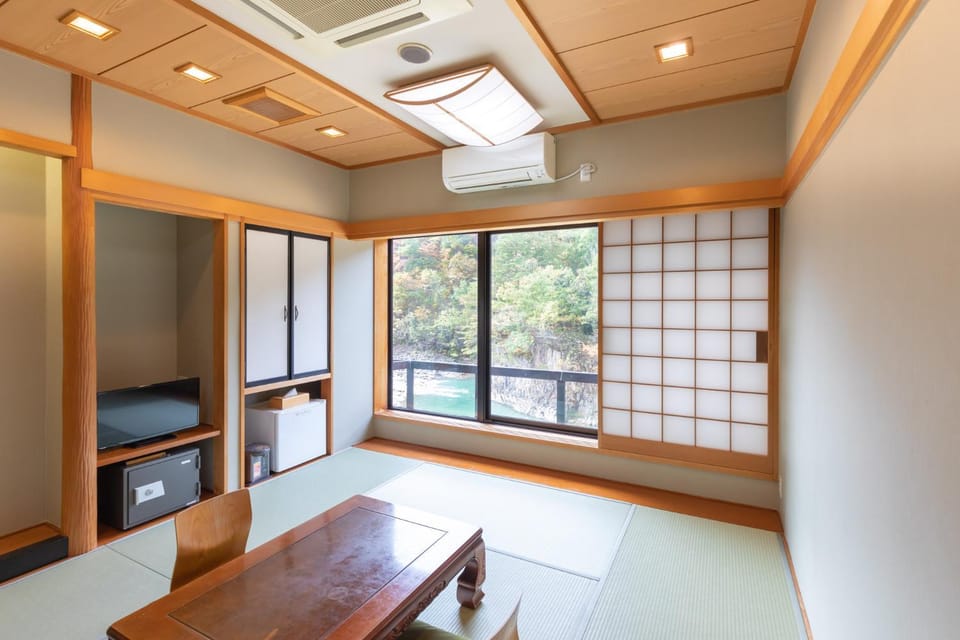 TV and multimedia, Photo of the whole room, air conditioner