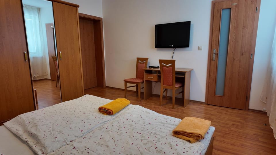 TV and multimedia, Photo of the whole room, Bedroom, furniture
