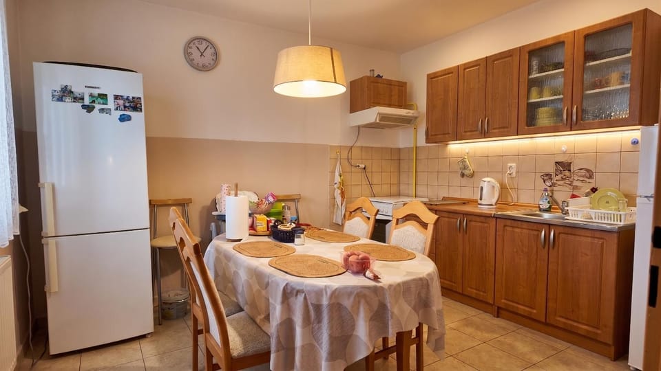 Kitchen or kitchenette, Seating area, Communal kitchen, kitchen