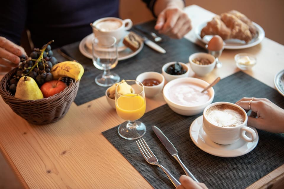 Restaurant/places to eat, Breakfast, Continental breakfast