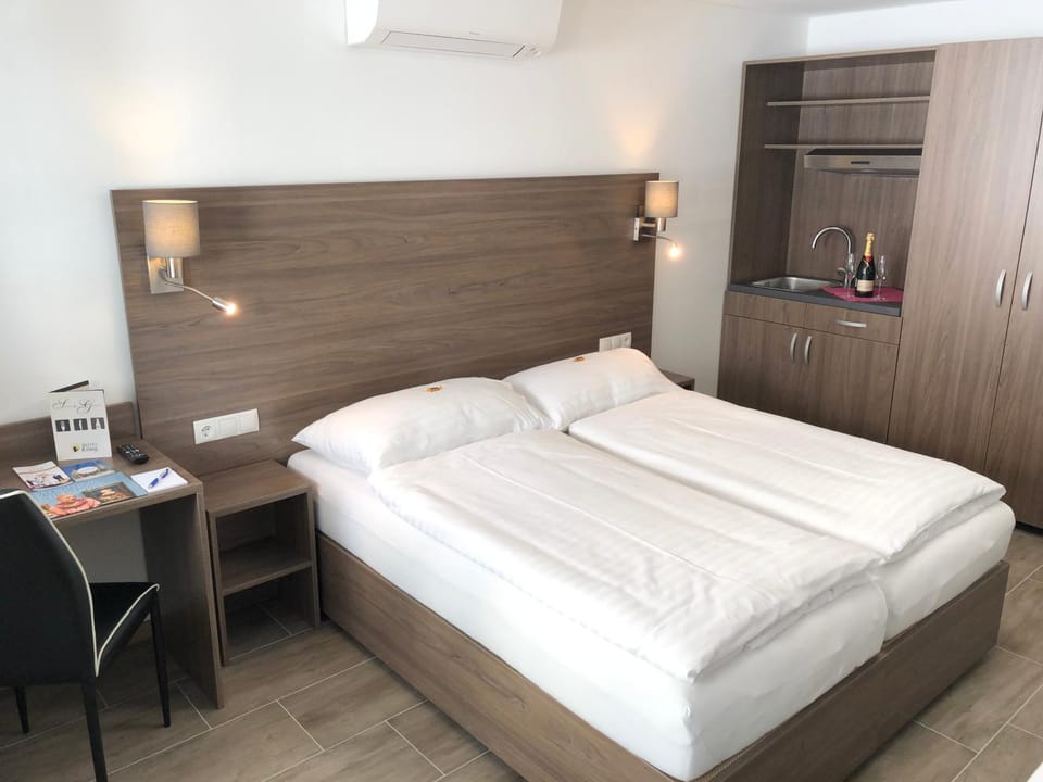 TV and multimedia, Seating area, Bedroom