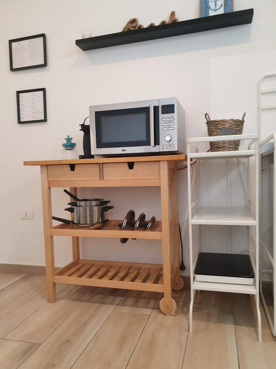 Kitchen or kitchenette, minibar