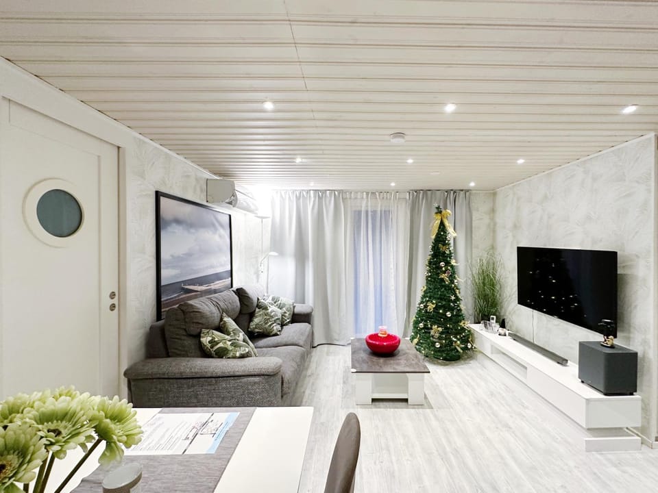 Communal lounge/ TV room, TV and multimedia, Living room, Seating area, Evening entertainment